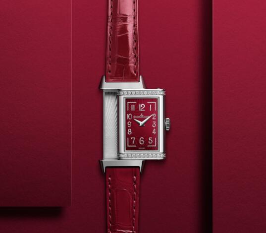 The burgundy dial makes the timepiece more dynamic.